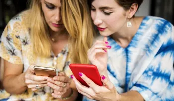 Los celulares tienen bacterias que pueden causar enfermedades; recomiendan limpiarlo con alcohol