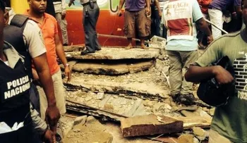 Pared aplasta empleado de centro comercial en Villa Mella