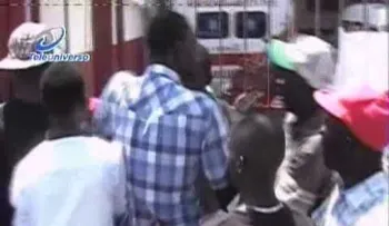 Haitianos le entran a golpes a compatriota por venta de tique falso (Video)