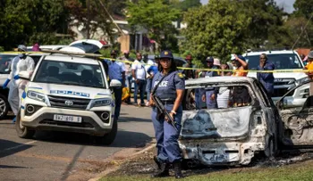 Tiroteo en taberna de Sudáfrica deja 17 muertos y 15 heridos; policía busca a ocho atacantes