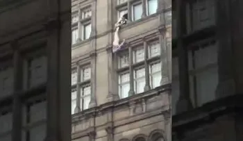 ADVERTENCIA: IMAGENES PODRÍAN SER FUERTES: Policía sujeta a un suicida semidesnudo, pero este se suelta y murió