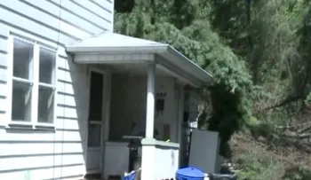 Hombre enojado corta árbol de vecino y este cae sobre su propio apartamento