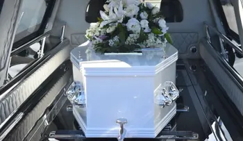 Una fallecida empieza a moverse en su féretro y se arma un corre, corre; la llevaron de nuevo al médico 