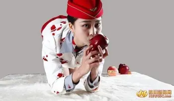 Tiendas en líneas venden manzanas besadas por azafatas