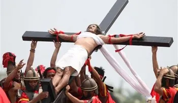 Filipinos se crucifican el Viernes Santo por la paz
