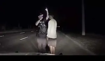 Policia haciendo prueba de sobriedad a Tiger Woods