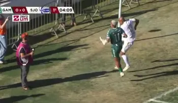 Fuerte pelotazo deja inconsciente a fotógrafa en partido en Brasil