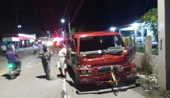 Familiares califican de "masacre", accidente de Azua, con 10 muertos y 32 heridos