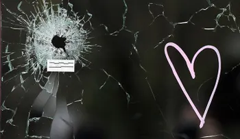 Mujer se salva milagrosamente en París al atascársele el arma a un terrorista (VIDEO ESCALOFRIANTE)
