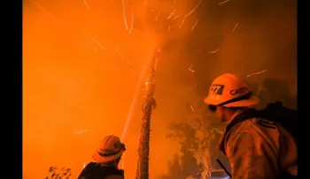No solo es rociar agua: así es como los profesionales combaten incendios en California