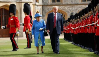 Críticas y burlas a Trump por la forma como caminó junto a la reina: "Como si paseara por un campo de golf"