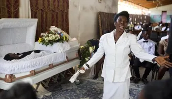Haitianos se endeudan de por vida para pagar entierros 