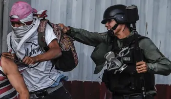 Los pequeños grupos que desafían la prohibición de salir a protestar en Venezuela