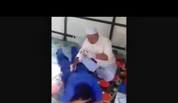 El masaje más insólito que puedas imaginar: te arreglan la espalda con martillo y cincel (VIDEO)