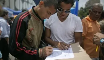 En Venezuela quieren ablandar a Maduro; inician revisión de firmas para revocar su mandato 