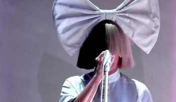 La cantante Sia revela una foto suya desnuda al saber que un 'paparazzi' la vendía en la Red