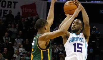 Walker se luce con 52 puntos; Curry y GS dan un paseo a los Cavs