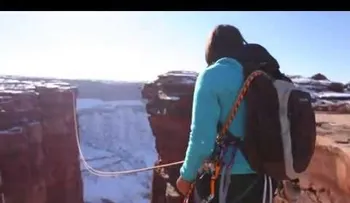El novio la empuja por un precipicio (VIDEO)