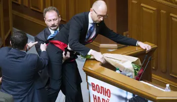 Pelea en el Parlamento ucraniano: la situación más incómoda para el primer ministro Yatseniuk