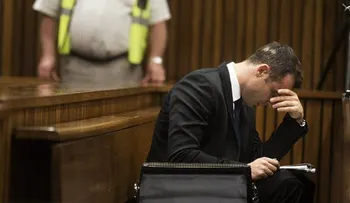 Novia de Pistorius estaba de pie cuando el atleta le disparó 