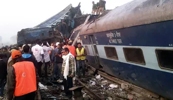 Descarrila tren en India; hay decenas de muertos