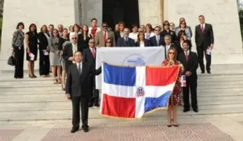 Banco Central deposita ofrenda floral en el Altar de la Patria