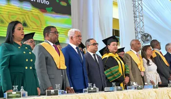 Ricardo de los Santos asiste a graduación ordinaria de UTECO