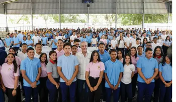 Luis Abinader comparte encuentro con estudiantes en Ocoa