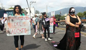 Ministra de Salud de El Salvador le pide a la Asamblea que estudie despenalizar el aborto en cuatro casos