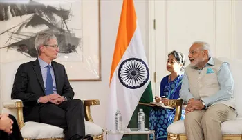 Tras caída de ventas en China, Tim Cook visita India como CEO por primera vez