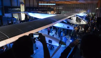 Presentan nuevo avión solar; circunvolará planeta