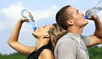 Toma agua 30 días y lucirá 10 años más joven