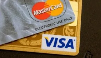 Detienen pareja con 18 tarjetas de crédito clonadas