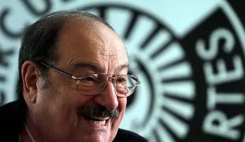 Redes sociales dan voz a una legión de idiotas, dice Umberto Eco