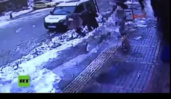 Alud de nieve cae desde una mezquita sepultando a varios peatones