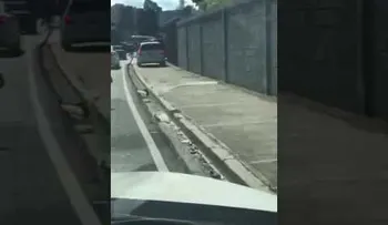 Conductor de vehículo transita sobre la acera para tomar un atajo en Los Próceres