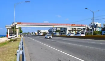 Cierre parcial de la autopista Las Américas este viernes por desmonte de puente peatonal