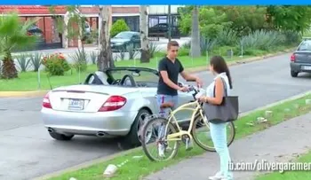 Mujer se hace la difícil.....(VIDEO)