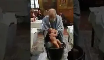 Sacerdote trata violentamente a un bebé en un bautizo en Rumanía (VIDEO)