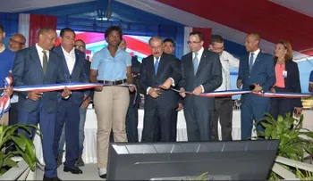 Presidente Danilo Medina junto al ministro Andrés Navarro entrega dos centros educativos en Villa Altagracia