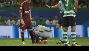 Un aficionado se lanza a la cancha para besar la bota de Messi (VIDEO)