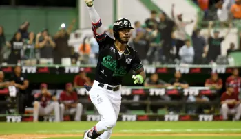 Estrellas golean 12-6 a los Gigantes y empatan la cima con el Licey