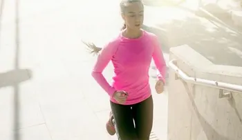 Correr menos, pero más intenso mejora condición física