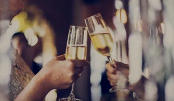 Por qué se chocan las copas al brindar?
