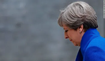 Theresa May busca un salvavidas para permanecer el Downing Street