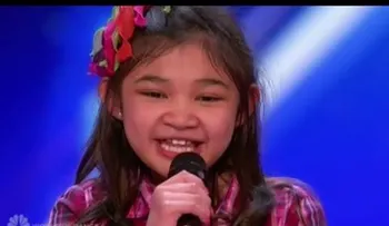 Una pequeña de solo 9 años, enloquece la multitud:  oh maiga... 