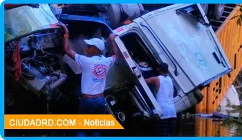 Conductor de patana tiene más de tres horas atrapado tras accidentarse