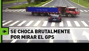 Se choca brutalmente por mirarse el GPS y sobrevive para contarlo