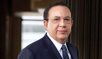 Gobernador Valdez Albizu recibe reconocimiento del Colegio Dominicano de Economistas