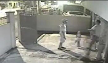 Sálvese quien pueda: padre abandona a su hija mientras huye de unos atracadores